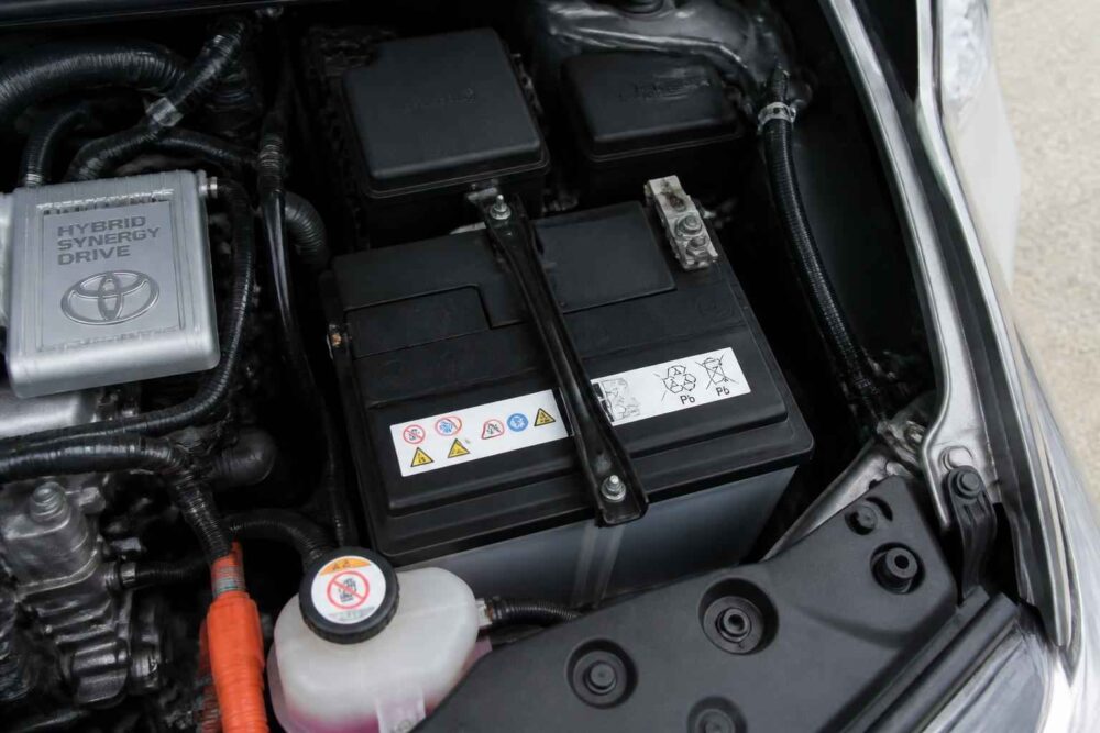 Akumulator 12 V i elementy układu hybrydowego w komorze silnika Toyoty