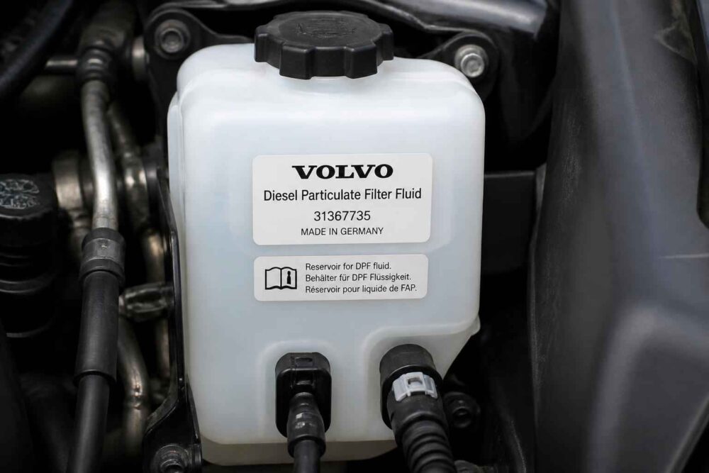 Zbiornik płynu do filtra cząstek stałych Volvo pod maską samochodu
